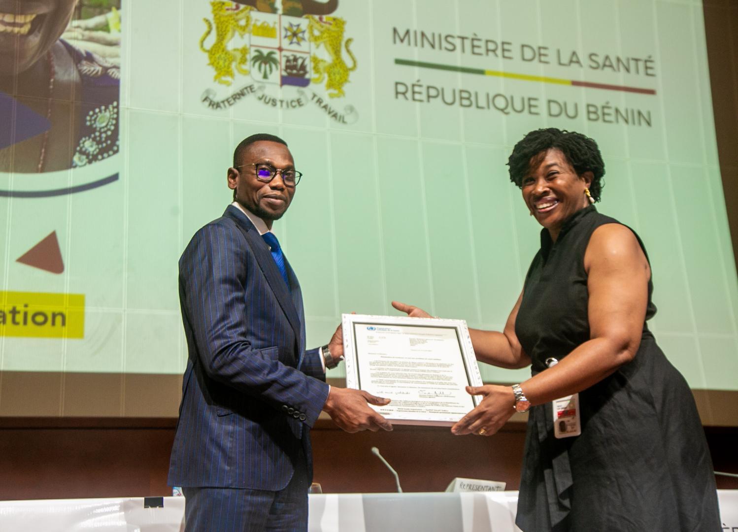 La Représentante p.i de l'OMS remettant l'attestation d'élimination du trachome au Ministre de la Santé 