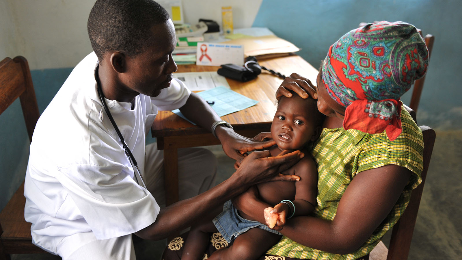 Assistance to a child in one of the health units