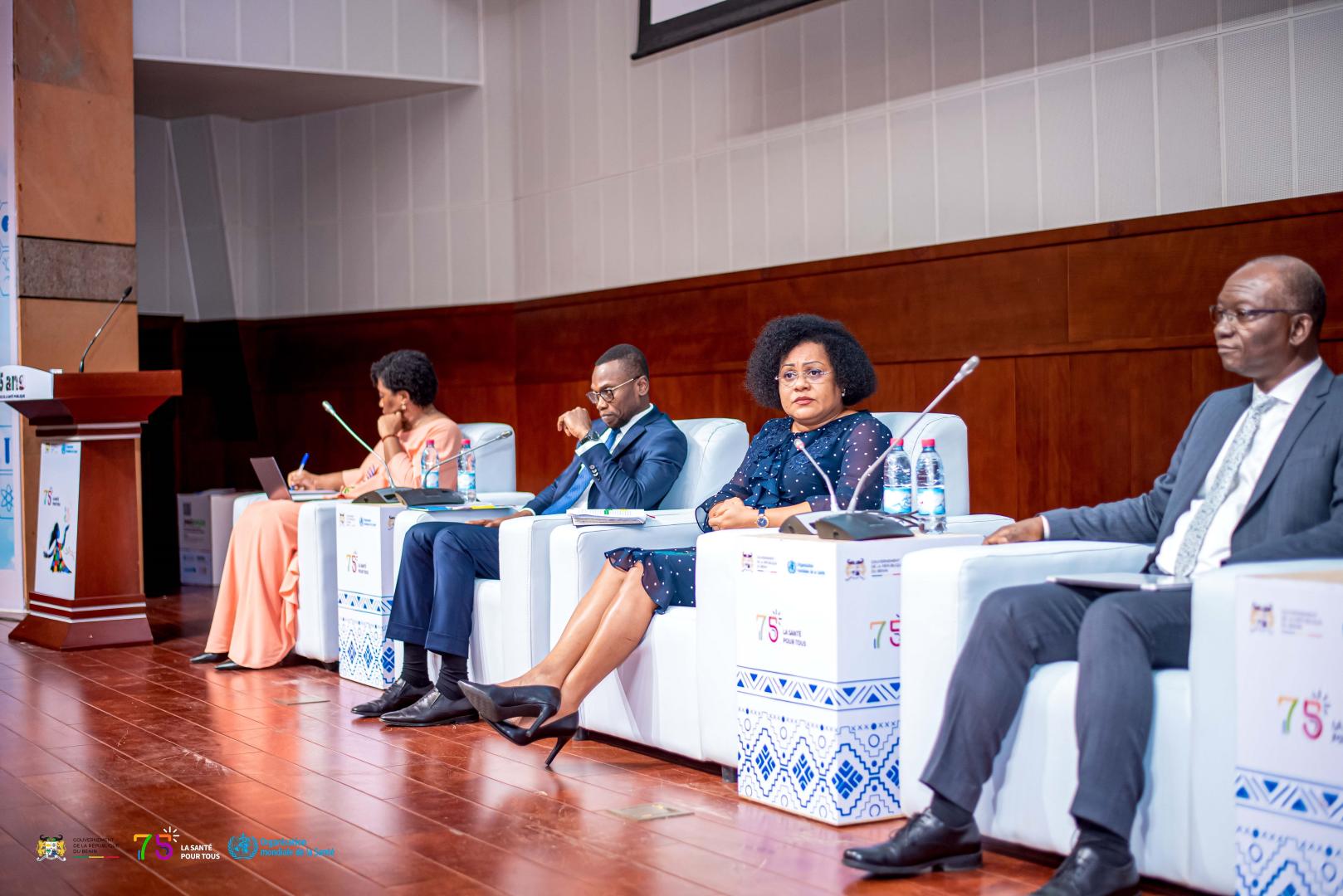  Vue des panelistes composés de (de la gauche vers la droite) Dr Tania BISSOUMA-LEDJOU, Représentante p.i du Bureau pays de l'OMS au Bénin, Prof. Benjamin HOUNKPATIN, Ministre de la Santé, Dr Véronique TOGNIFODE, Ministre des Affaires Sociales et de la Microfinance, Dr Lucien DOSSOU-GBETE, Président de l'Autorité de Régulation de la Santé et Dr Latif MOUSSE, Président du comité scientifique de la Plate-forme du Secteur Sanitaire Privé du Bénin,