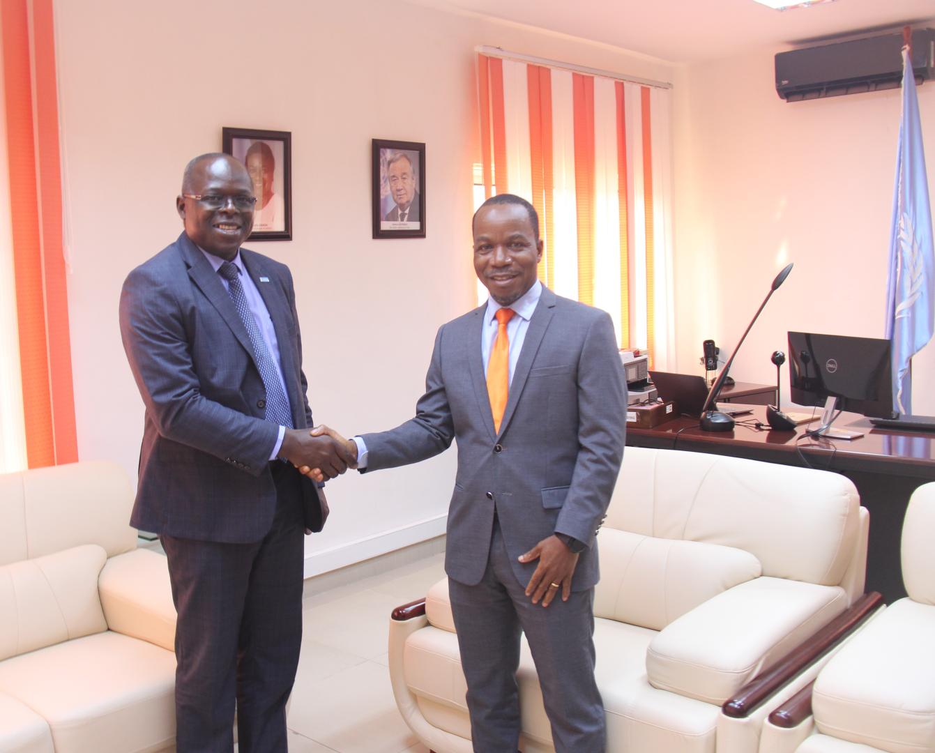 Poignée de main entre (à gauche) Dr KONAN Kouamé Jean, Représentant p.i de l'OMS et Dr Richmond TIEMOKO Représentant de l’UNFPA au Bénin et assurant l’intérim de M. Salvator NIYONZIMA, Coordonnateur Résident du Système des Nations Unies (SNU) au Bénin