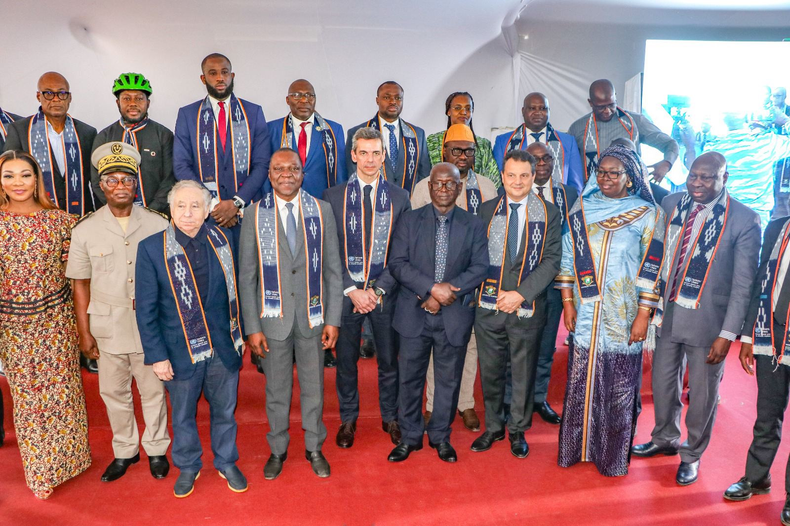 Photo de famille avec les officiels présents au lancement de la campagne de la sécurité routièreutière