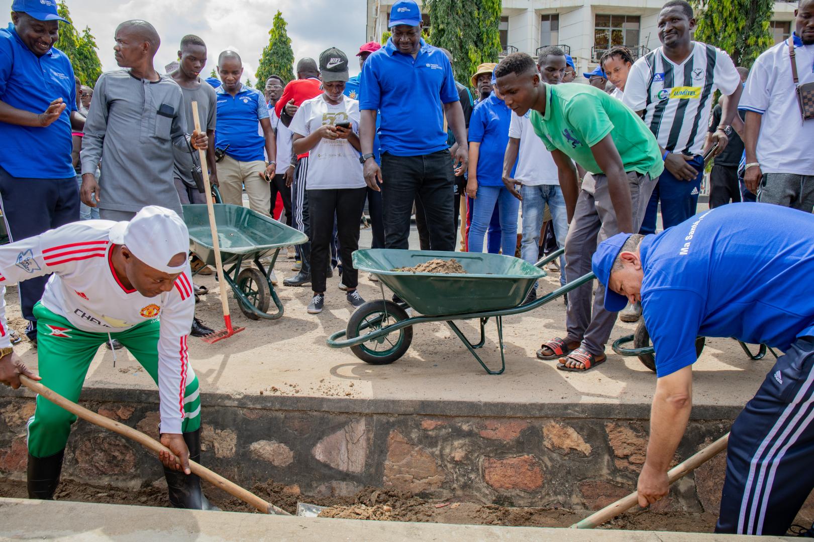 Le Représentant de l'OMS Burundi et le Maire de la ville de Bujumbura en pleins travaux communautaires.