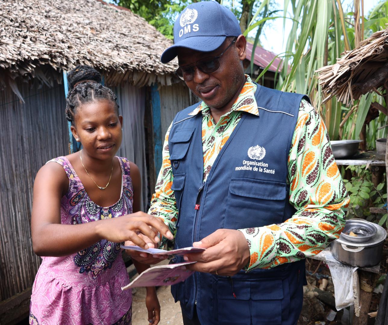 Jacqueline tout heureuse expliquant au Représentant de l'OMS Madagascar, ses avantages avec le projet de la CSU.