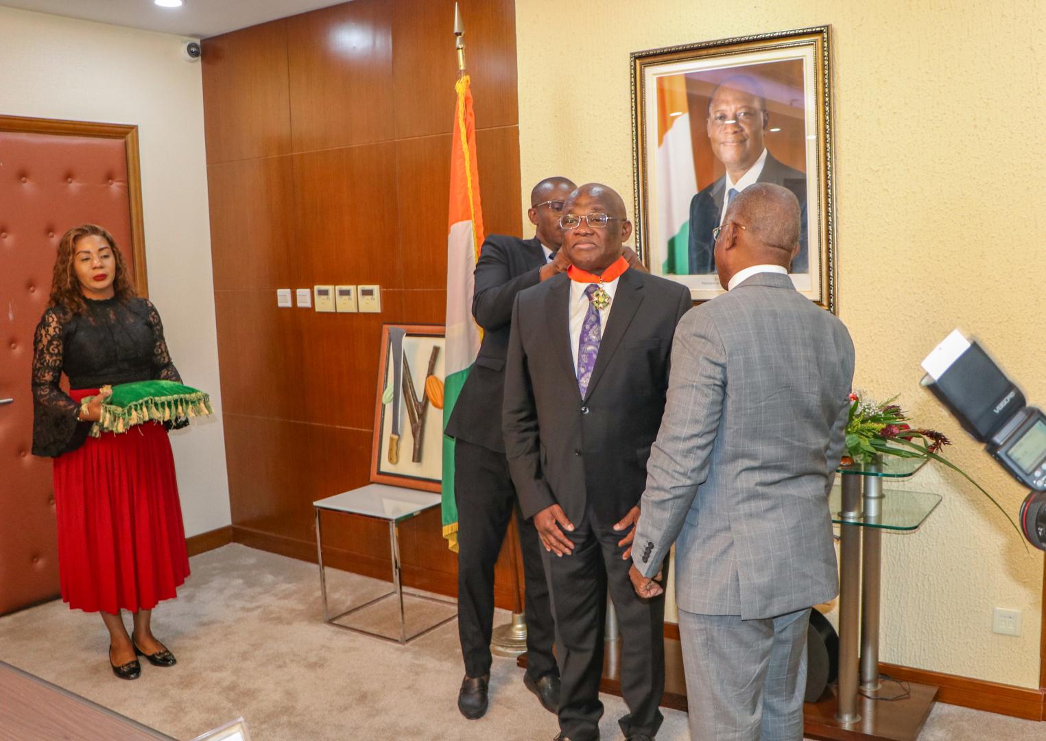 Remise de la médaille au Dr Yameogo, par le Ministre des Affaires Étrangères