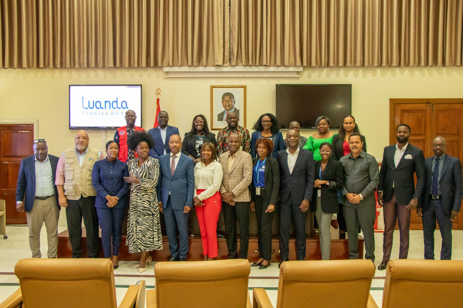 Family picture with participants of the MICs meeting in Luanda