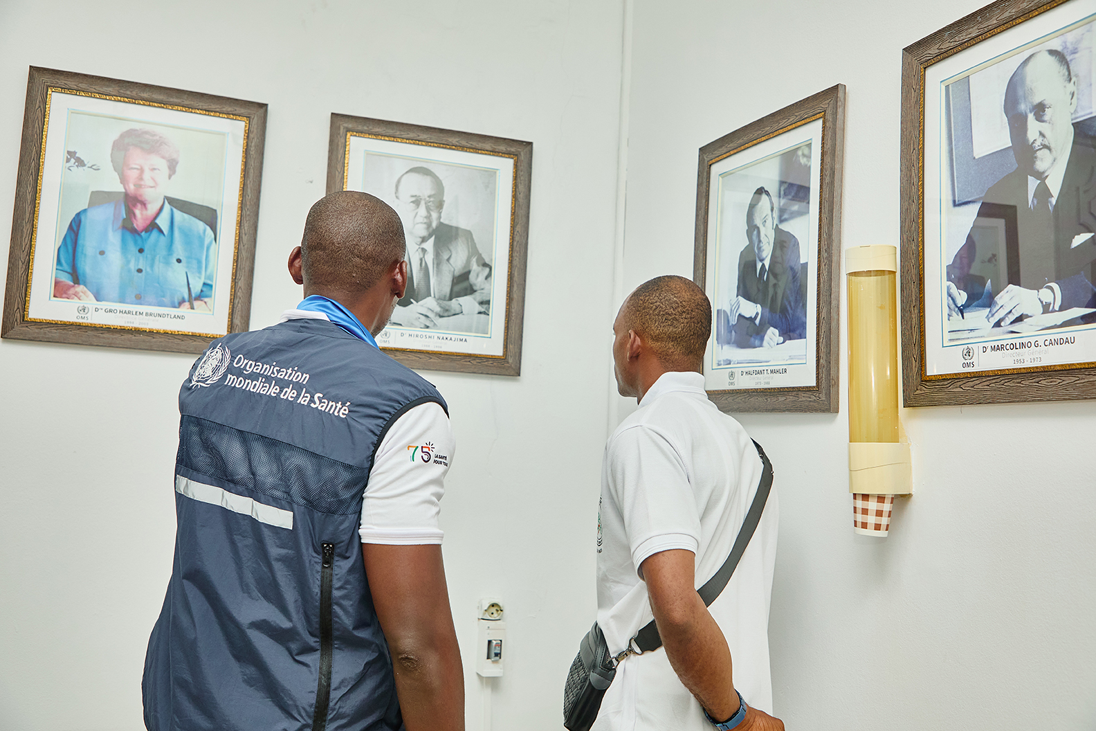 Visite guidée d'un étudiant lors de la Journée portes ouvertes au bureau OMS Côte d'Ivoire