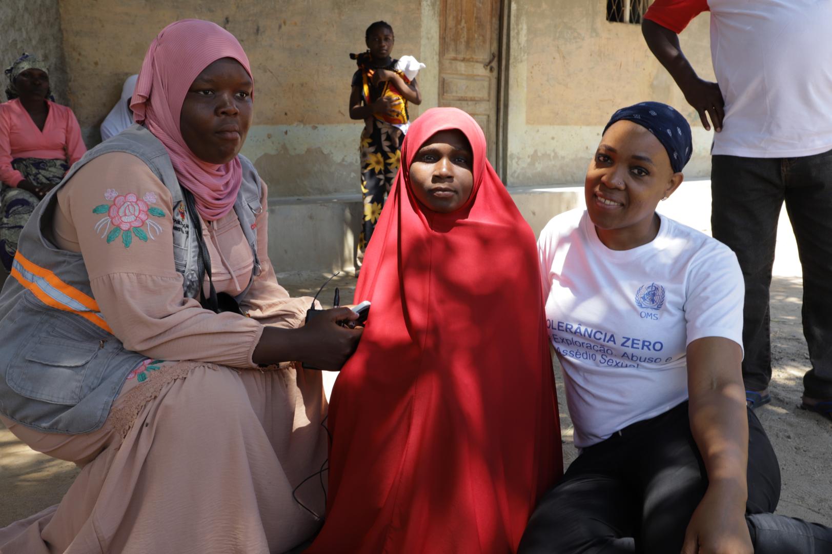 Vanessa Samuel in the center of the photo, a WHO employee is on her right, and a MISAU employee is on her left.