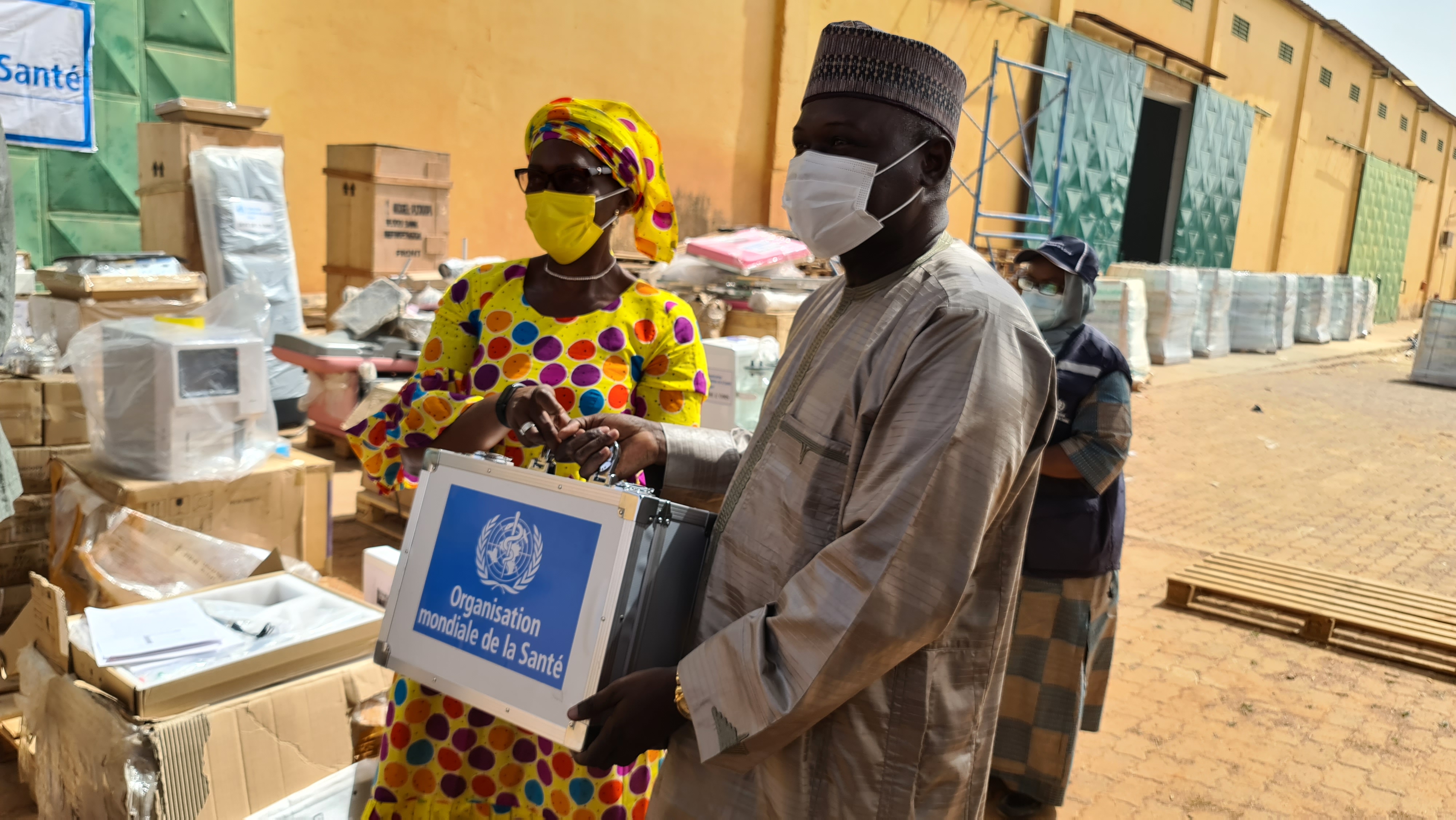 Le ministre de la Santé publique réceptionnant un échantillon du don OMS des mains de la Représentante de l'OMS au Niger