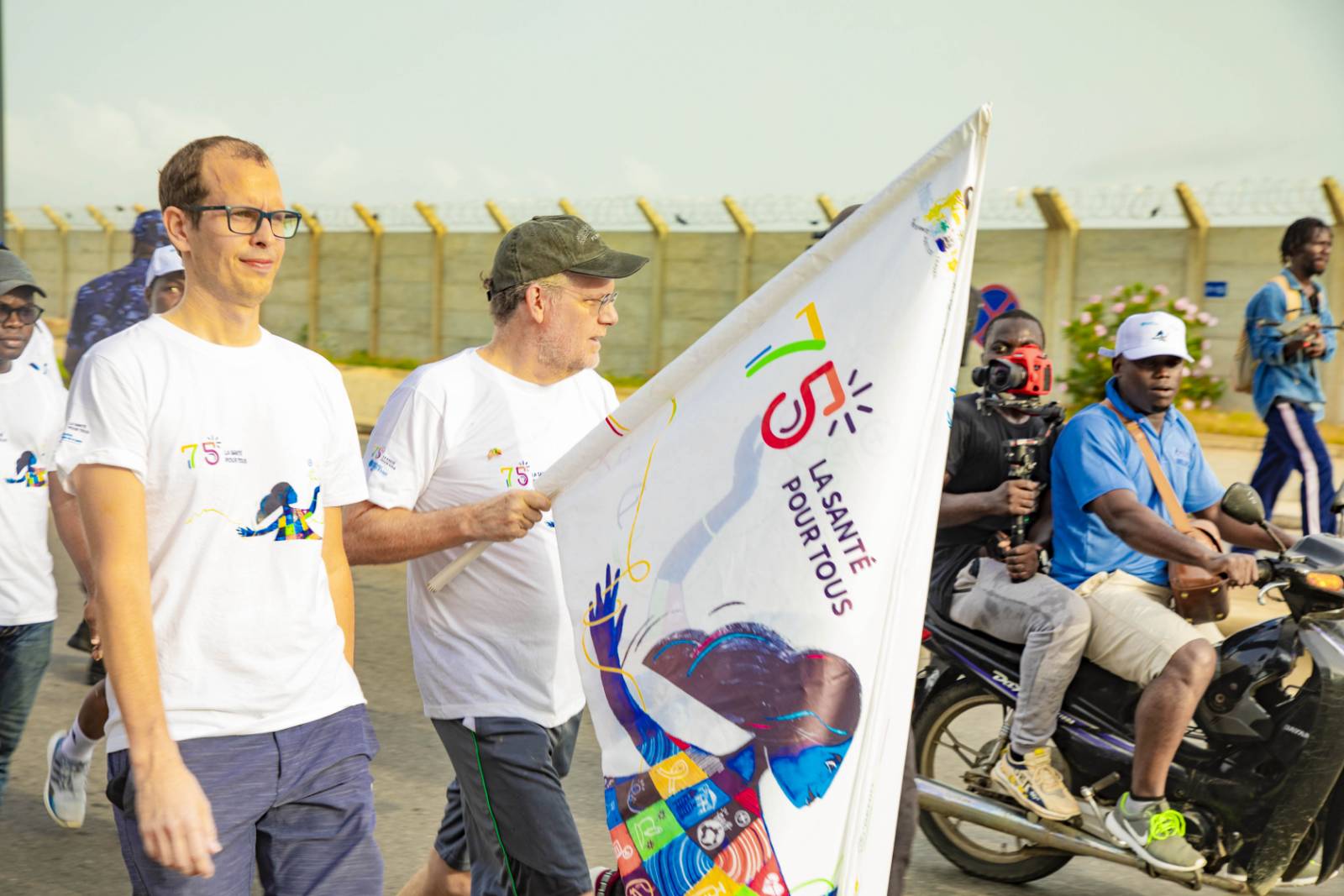 Carl ANDERSON, Représentant résident de l’USAID au Bénin tenant le flambeau pour la santé à un des points de relais.