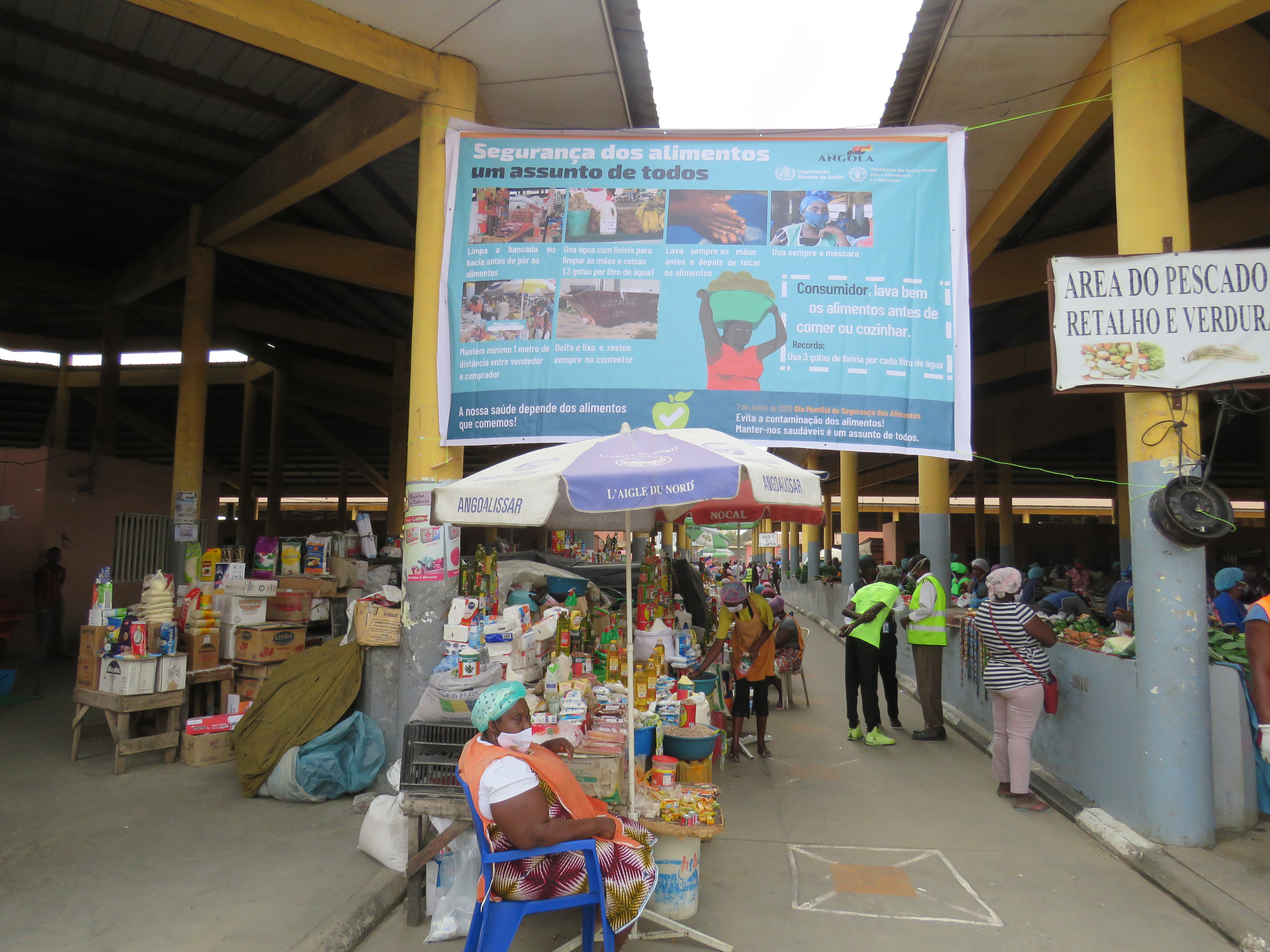 Baner informático colocado num dos mercados em Luanda