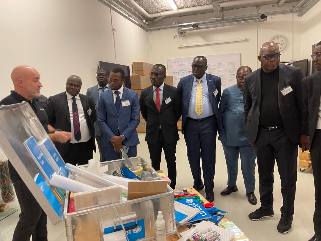 Ministre de la Santé et composée des cadres du ministère de la santé, les staffs de l’OMS, de l’UNICEF, des représentants de l’Assemblée nationale en visite au centre d'approvisionnement en vaccins et produits de santé de l'UNICEF à Copenhague. 