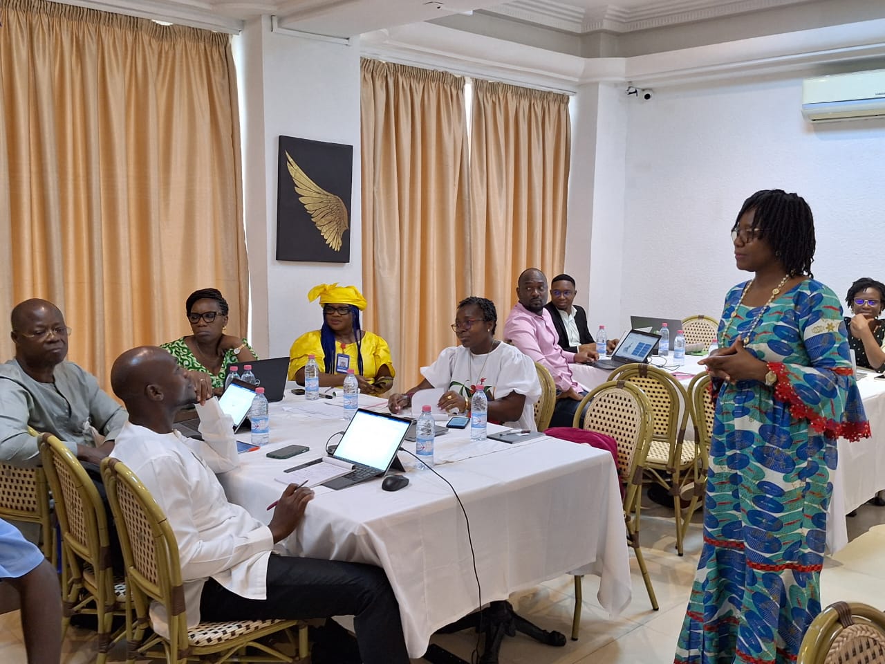 Dans le cadre de la mise en œuvre de la politique de l’OMS en matière de genre, le personnel du bureau pays Bénin a bénéficié d’une formation les stratégies d’intégration du genre, de l’équité et des droits de l’homme dans les programmes de santé. Cette formation qui s’est déroulée du 23 au 25 avril 2024, avait pour objectif de renforcer leurs capacités sur l’utilisation des outils de l’OMS d’intégration des questions de genre, d’équité et des droits humains dans les interventions de promotion de l’accès à la santé.