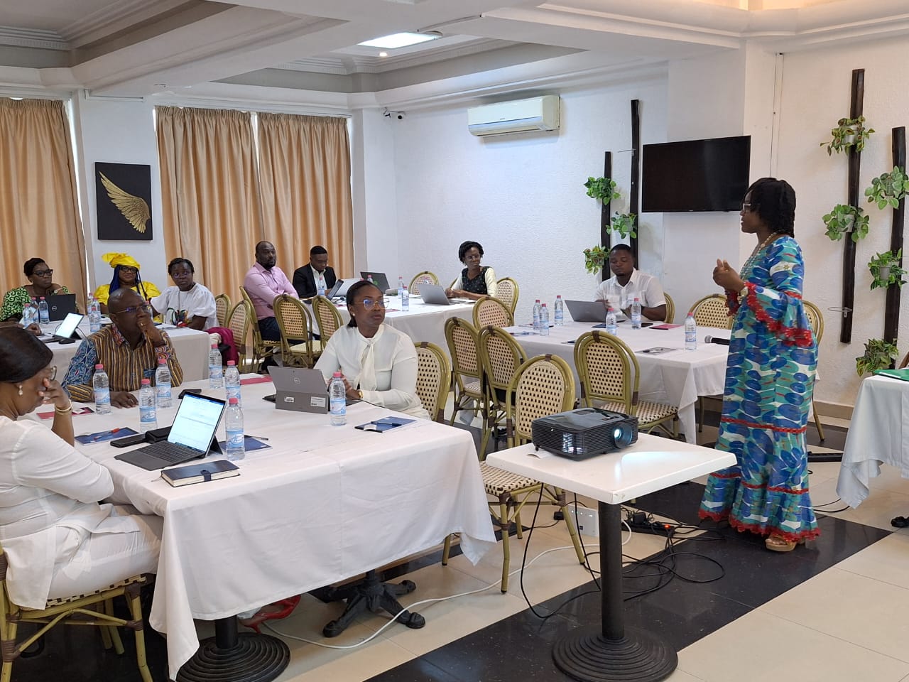 Dans le cadre de la mise en œuvre de la politique de l’OMS en matière de genre, le personnel du bureau pays Bénin a bénéficié d’une formation les stratégies d’intégration du genre, de l’équité et des droits de l’homme dans les programmes de santé. Cette formation qui s’est déroulée du 23 au 25 avril 2024, avait pour objectif de renforcer leurs capacités sur l’utilisation des outils de l’OMS d’intégration des questions de genre, d’équité et des droits humains dans les interventions de promotion de l’accès à la santé.