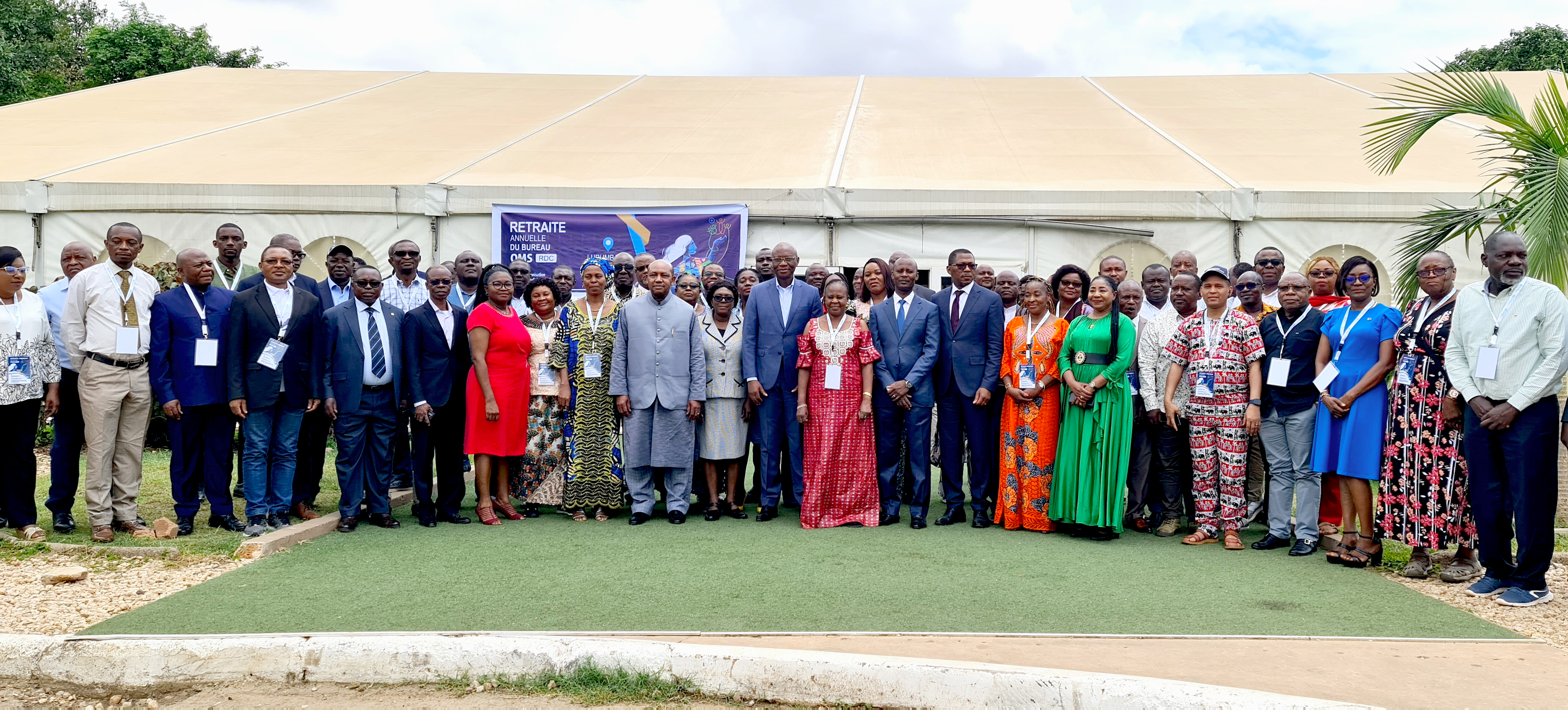 Photo comprenant le ministre de la santé, Dr Samuel Roger Kamba, le représentant de l'OMS, Dr Boureima Hama Sambo et les personnels de l'OMS et du ministère de la santé publique à Lubumbashi, le 15 novembre 2023. Crédit: OMS/Eugene Kabambi