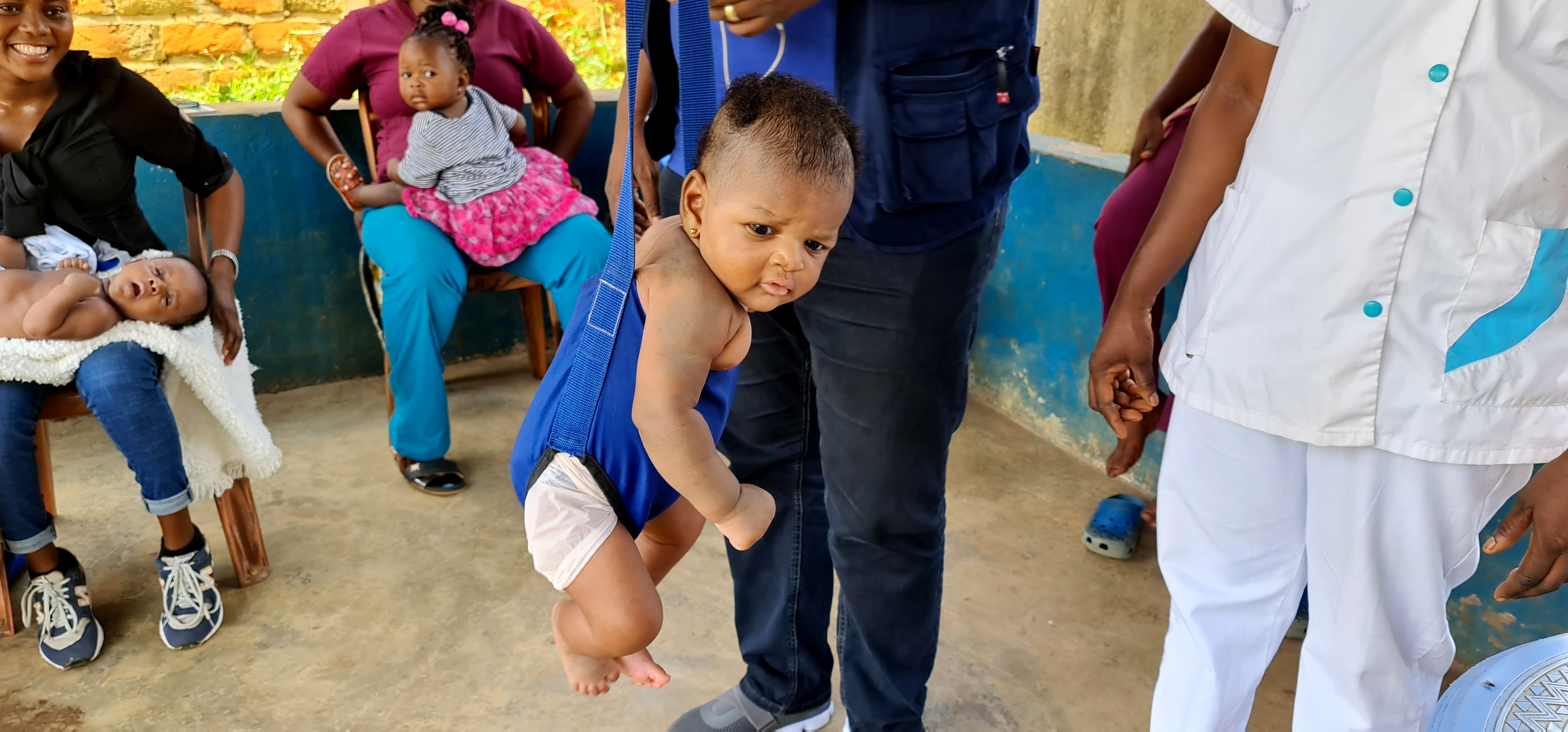 Séance de pèse bébé au centre de santé d’Etat de Loma, dans la zone de santé de Mbanza-Ngungu, avant la prise de la Sulfadoxine ­ pyriméthamine - Crédit, OMS_Eugene Kabambi 