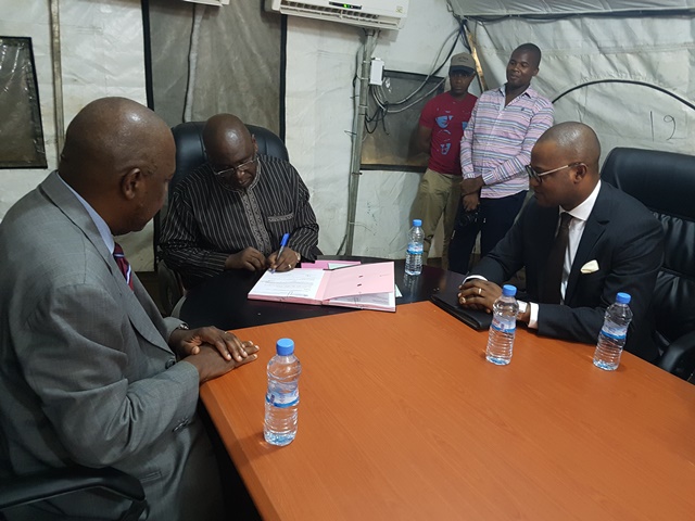 Signature du Certificat de Cession par le Conseiller principal du Ministre de la Santé