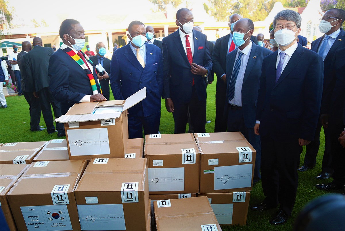 From the left: His Excellency Cde Emmerson Dambudzo Mnangagwa his two deputies, Constantino Chiwenga & Kembo Mohadi, WHO Zimbabwe Country Representative Dr Alex Gasasira and DO Bongkae Republic of Korea Ambassador