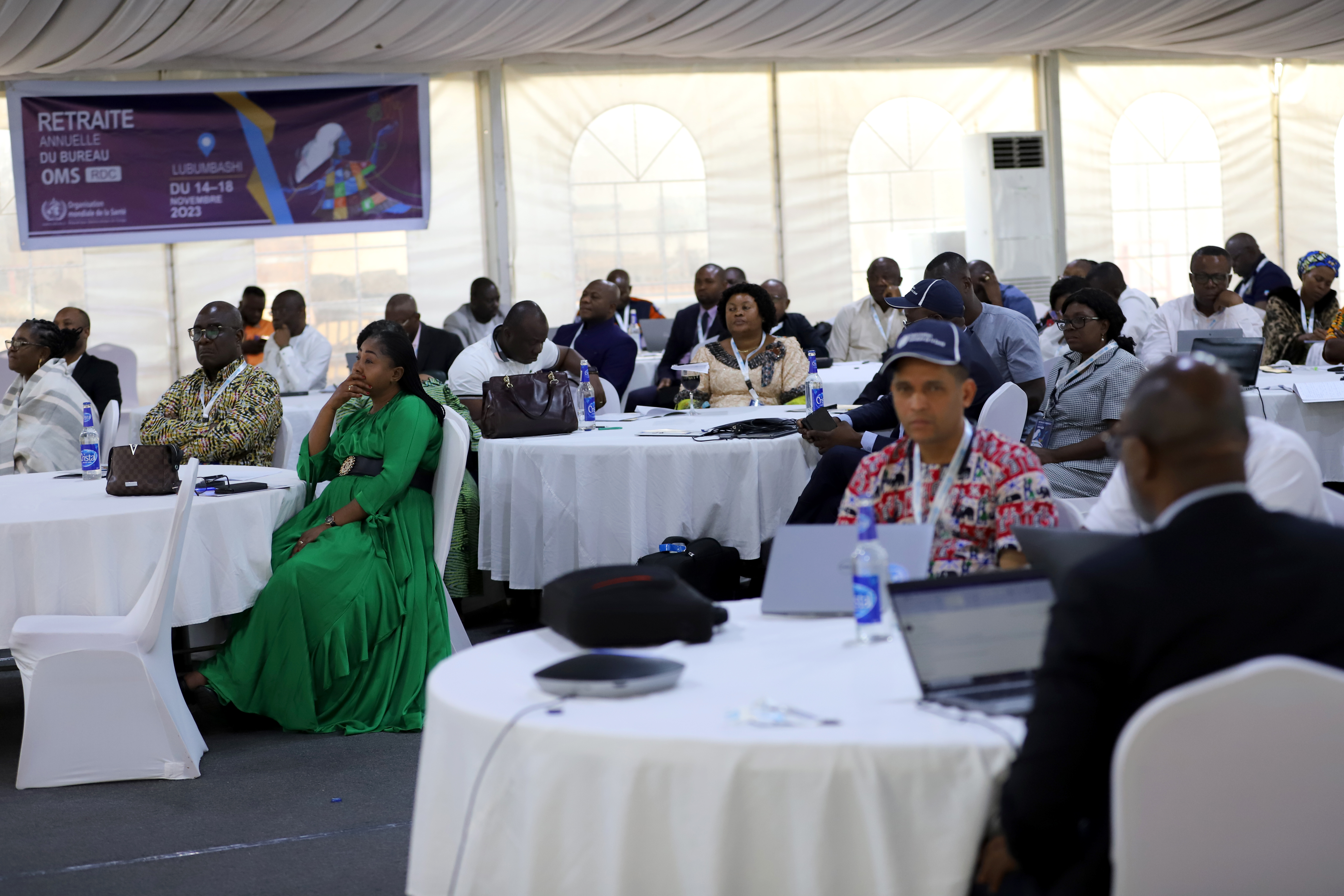 Une vue partielle montrant les participants - es - dans la salle du chapiteau, Pullman de Lubumbashi pendant le J-1 de la retraite et du dialogue avec les autorités sanitaires de la RDC