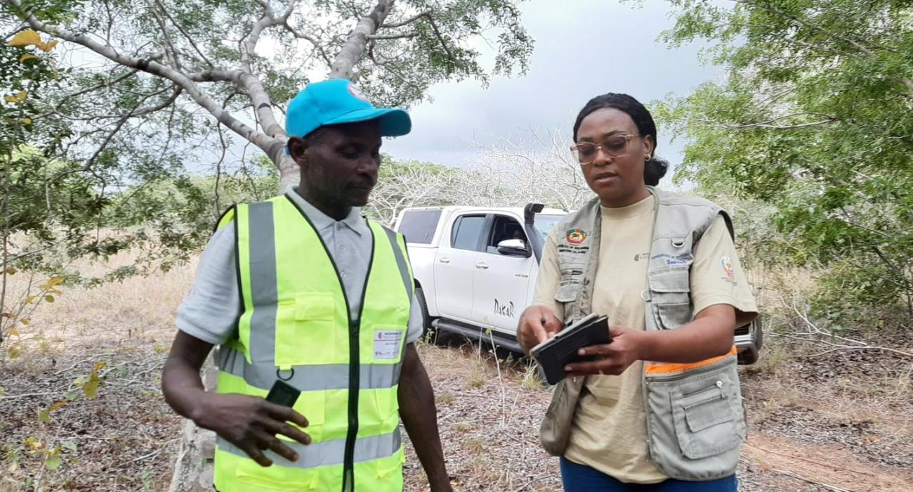 Anália and a community leader during the demarcation of an Enumeration Area for the InCRÓNICAS Survey in Vilankulos.