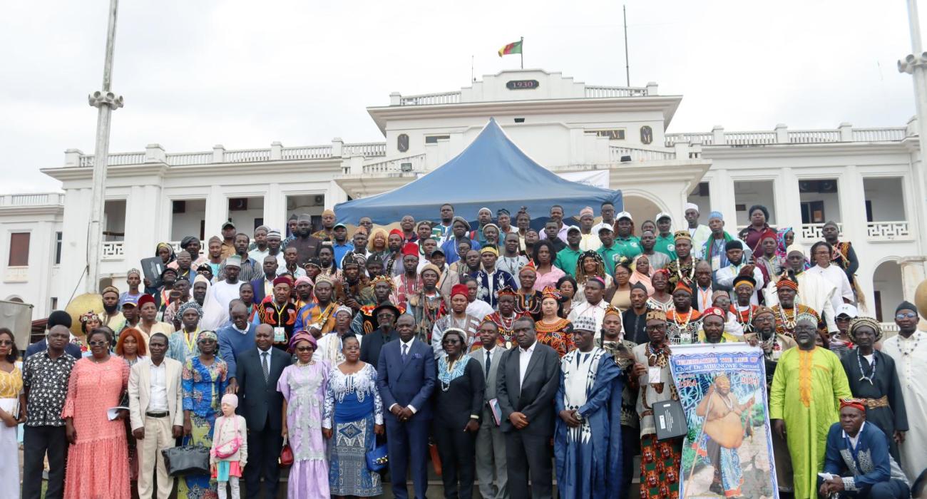 La grande famille des tradipraticiens en communion avec les politiques et le personnel de santé, le 31 août 2024, à l’esplanade du Musée national à Yaoundé.