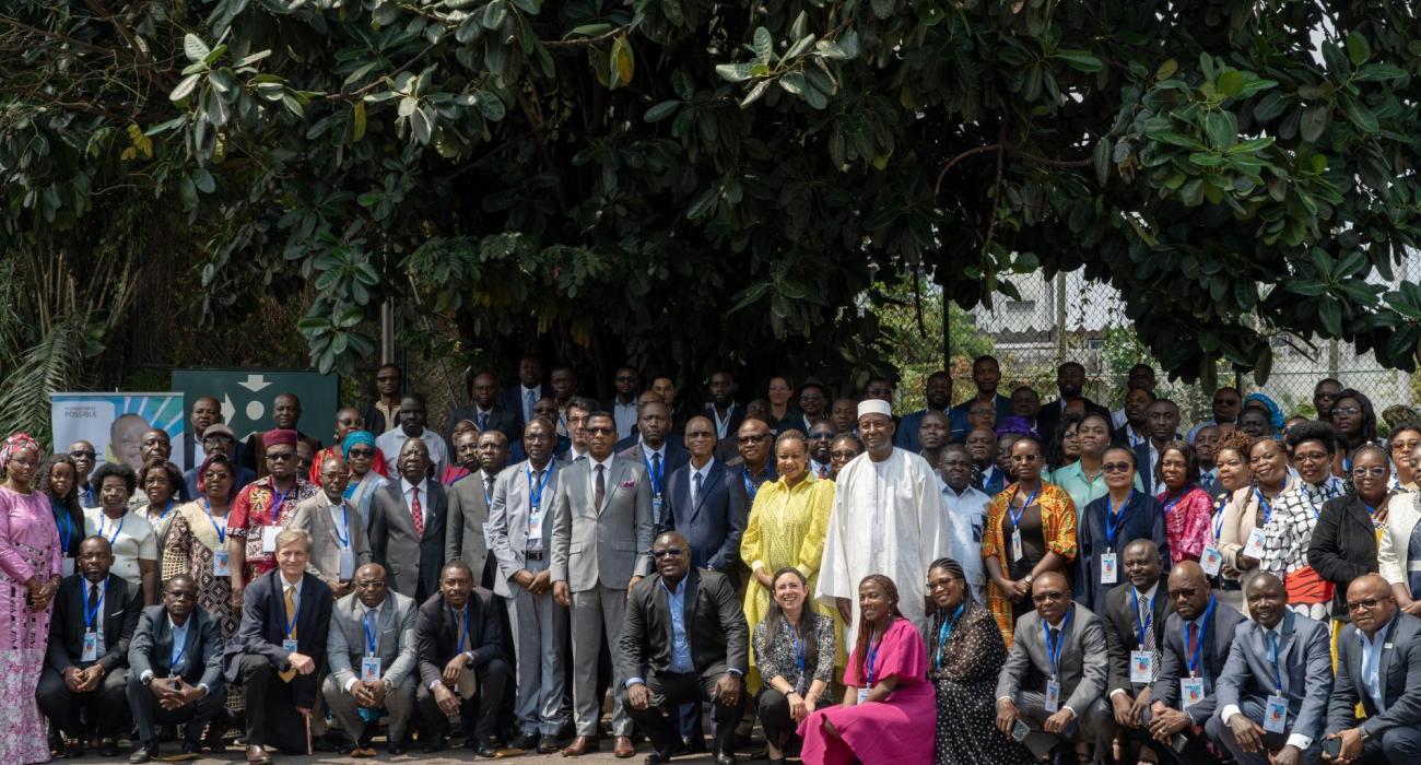 Photo de groupe des participants à la réunion des directeurs des Programmes Elargis de Vaccination (PEV) des pays de l'Afrique centrale 