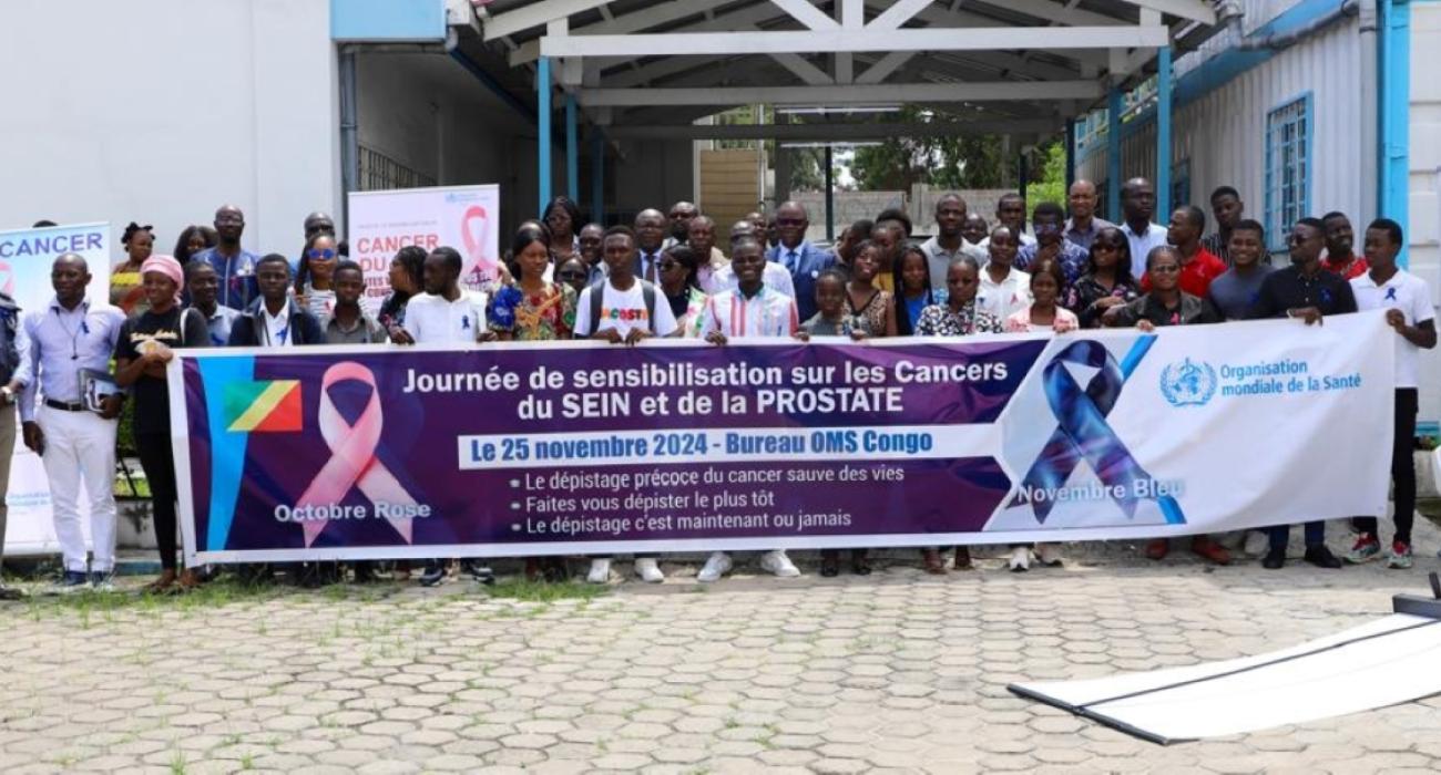 Photo de famille avec les trente jeunes ambassadeurs de la lutte contre les cancers identifiés dans les universités et institutions du Pays