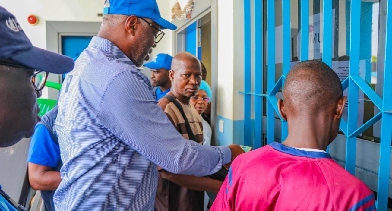 Le Représentant de l'OMS visitant le guichet CMU du CHR de Yamoussoukro