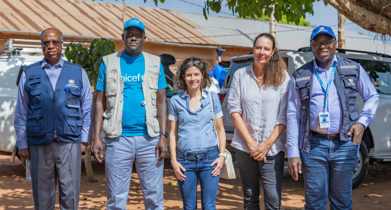 La directrice des programmes prioritaires de Gavi, Colette Selman, entourée des Représnants de l'OMS et de l'UNICEF