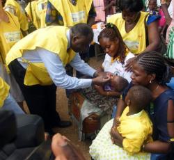 02 Campagne POLIO enfant vacciné par le Ministre de la santé.jpg