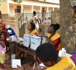 Poste de vaccination devant une école primaire publique