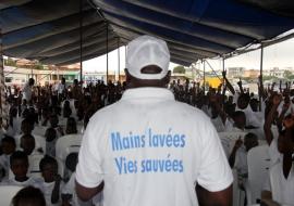 01 L animateur des enfants en pleine action avec les ecoliers au Stade de l amitie, le 15 octobre 2012.