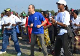 Representante da OMS em Moçambique (de camisete azul); à sua esq. Vereadora de Saúde e Acção Social no Conselho Municipal de Maputo