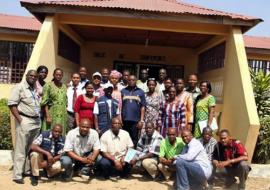 Photo de famille autour du Représentant de l’OMS en Guinée (Voir flèche)