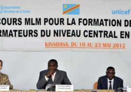 De gauche à droite: Mme Barbara Bentein, Représentante de l’UNICEF pour le compte du Comité de Coordination Interagence, le Dr Pierre Lokadi Otete Opetha, Secrétaire général à la Santé Publique et le Dr Pierre Issaka Compaoré, Chargé du Bureau de la Représentation de l’OMS en RDC lors de la cérémonie d’ouverture de l’atelier en la salle polyvalente Isidore Bakanja du Centre d’Accueil de Caritas Congo