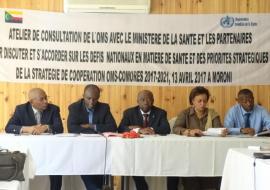 le Ministre entouré de lOIC OMS et du Rep. UNICEF suivi de la SG de la Santé