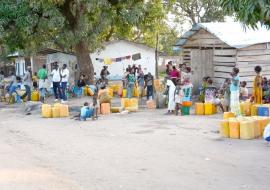 A Baraka les habitants se ruent sur les quelques bornes fontaines fonctionnelles pour sapprovisionner en eau