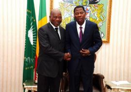 Le Chef de l’Etat, S.E. Dr Thomas BONI YAYI salue et félicite le Dr Akpa Raphaël GBARY lors de l’audience qu’il lui a accordée le lundi 1er octobre 2012 à Cotonou