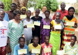 Photo de famille du Représentant de l’OMS avec les membres du Gouvernement, le Coordonnateur du PNL, le Conseiller MAL/VIH/sida/Tub et le Président de l’Association « Sopey Nabi »