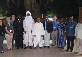 Photo de famille de la délégation avec Son Excellence le Premier Ministre, ici au centre en boubou blanc. Avec à sa droite le Ministre de la Santé et le Représentant de l’OMS, et à sa gauche le Chef de la délégation.