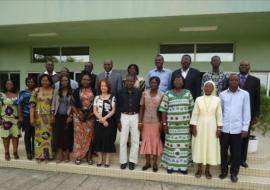 UNE PHOTO DE FAMILLE DES PARTICIPANTS AVEC LES FACILITATEURS LE 12 MARS 2012 A LIRSP-OUIDAH.