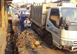 Les agents des Travaux Publics et Assainissement de Matadi en plein ramassage des immondices près du marché central de la ville de Matadi depuis la publication de l’Arrêté