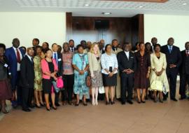 Pr Léon N’Zouba, Ministre de la Santé (costume noir) avec à sa droite Dr Triphonie Nkurunziza, FRH/Afro et à sa gauche Dr Lucile Imboua, Coordonnatrice de l’IST/AC ainsi que les 42 participants à la rencontre de Libreville