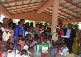 Photo de famille des enfants bénéficiaires de l'action de solidarité de l'OMS Edith Sanon