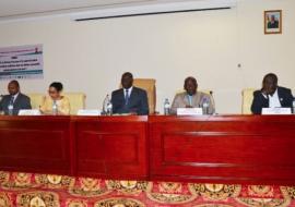 Le présidium des assises sur les centres de dépistage. Le Ministre de la santé M. Léné Sebgo (centre) avec à sa droite Dr. Djamila Cabral, Représentant de l’OMS