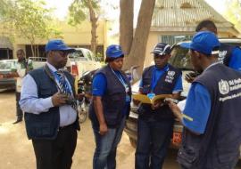 De gauche à droite le Responsable malaria à l’OMS, la Coordinatrice du sous-bureau de l’OMS à Maroua, Le Représentant de l’OMS et les membres de l’équipe du sous-bureau Maroua