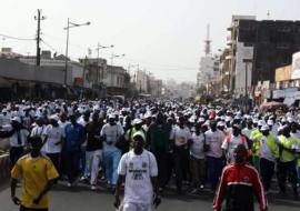 Tout le long des principales avenues de Dakar (ici sur l’Avenue Blaise Diagne), les randonneurs ont réclamé une ville sans fumée, que celle-ci provienne des voitures ou du tabac