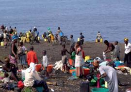 Des dizaines de déplacés puisant l’eau du Lac Kivu avec le risque d’attraper des maladies d’origine hydrique