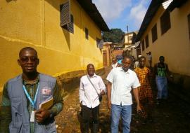 Au premier plan Joseph Koivogui, consultant en mobilisation sociale