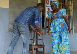 Un dispositif de lavage des mains mis en place à Inongo avec l'appui de l'OMS pour lutter contre le choléra