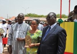 Madame le Représentant (au centre), reçoit un trophée pour la qualité de l’action et le partenariat actif de l’OMS . A sa droite, le Ministre de l’action sociale et de la solidarité nationale, Dr. Alain Zoubga et à sa gauche, le Ministre de la santé.